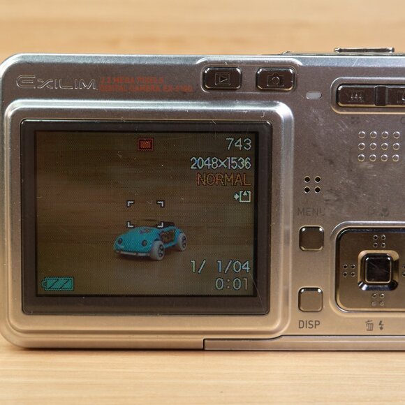 Casio Exilim EX-S100 / Ultra Slim 3.2MP Digital Camera / Credit Card Size - Picture 6 of 9